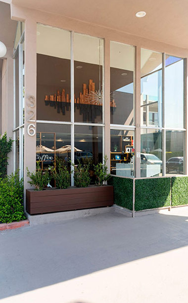 MODERN GLASS EXTERIOR TO WELCOME GUESTS