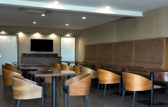Welcome To Hotel Xilo Glendale - Breakfast Lounge Seating Area