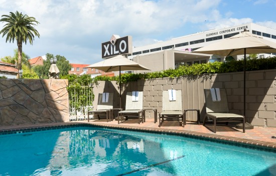 Welcome To Hotel Xilo Glendale - Poolside Seating